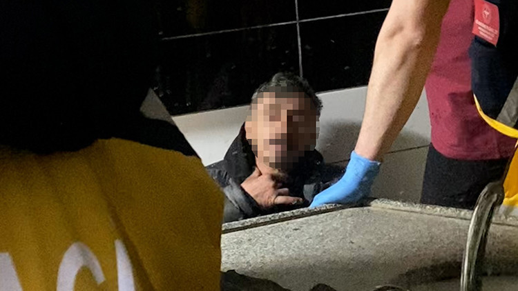 Kapıyı açan vatandaş şok oldu: Tuvalette uyurken buldular