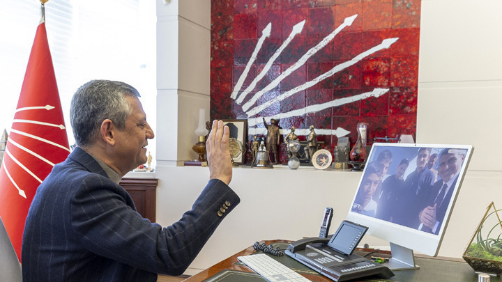 CHP lideri Özel, Atatürk büstünü fırtınadan koruyan öğrencilerle görüştü