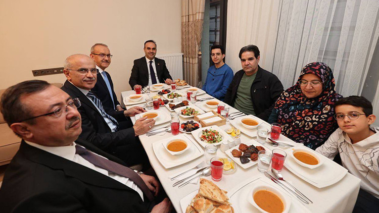 Bakan Kacır depremzede aileyle iftar yaptı