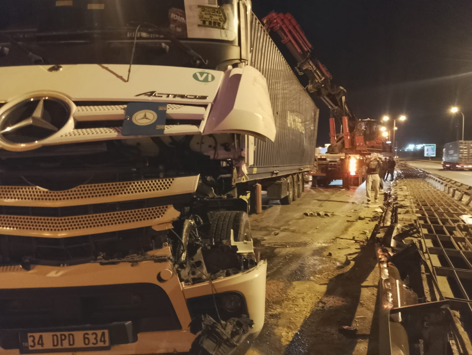 Büyükçekmece TEM Otoyolu'nda TIR devrildi; şoförü yaralandı