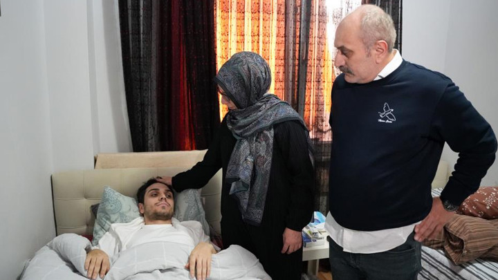 Darbedilen çocuğu kurtarmak isterken 6 yerinden bıçaklandı