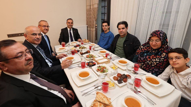 Bakan Kacır, depremzede ailenin iftar sofrasına konuk oldu! Bakandan sürpriz telefon