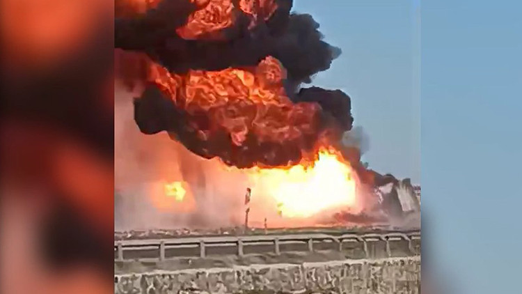 Şanlıurfa'da devrilen yakıt yüklü TIR böyle yandı