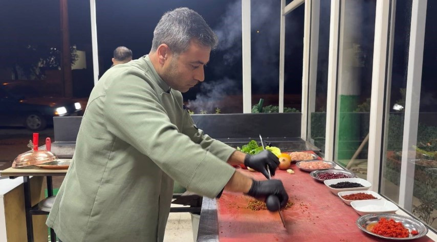 Şanlıurfada kebabın içine koydukları şaşkına çeviriyor | Ön yargılıydım ama gerçekten güzel