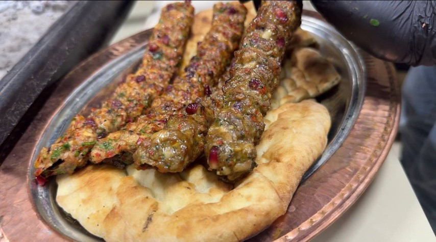 Şanlıurfada kebabın içine koydukları şaşkına çeviriyor | Ön yargılıydım ama gerçekten güzel