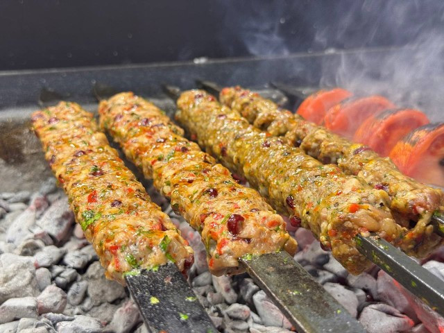 Şanlıurfada kebabın içine koydukları şaşkına çeviriyor | Ön yargılıydım ama gerçekten güzel