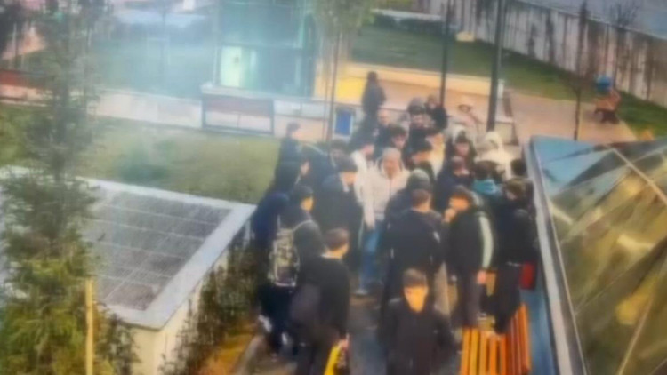 Kavgayı ayırmak isterken 6 yerinden bıçaklanmıştı: Aileye tehdit mesajları atan 3 kişiye gözaltı