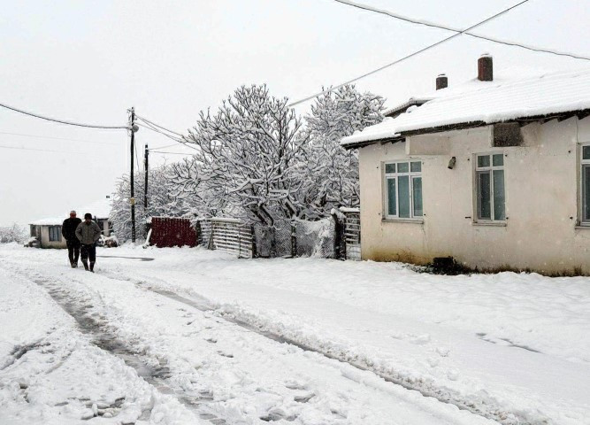  Bastıran kar yağışı ile her yer beyaza büründü