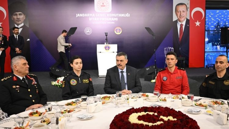 İşçişleri Bakanı Çiftçi, jandarma personeliyle bir araya geldi