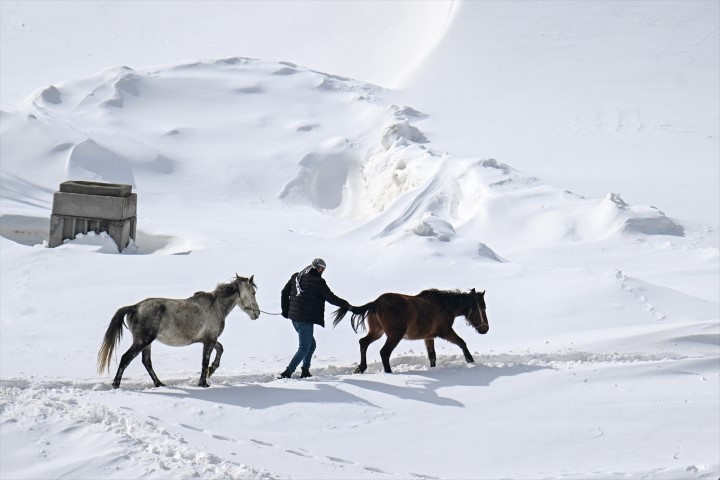 Bu ilçeye ulaşmak için kar koridorunu geçiyorlar Bu ilçeye ulaşmak için kar koridorunu geçiyorlar