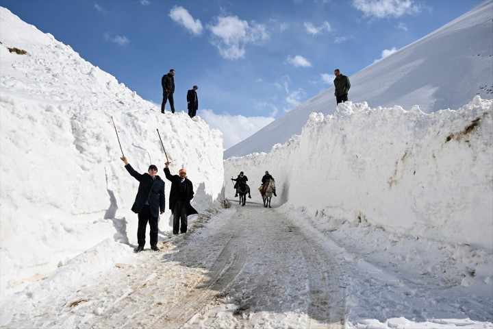 Bu ilçeye ulaşmak için kar koridorunu geçiyorlar Bu ilçeye ulaşmak için kar koridorunu geçiyorlar