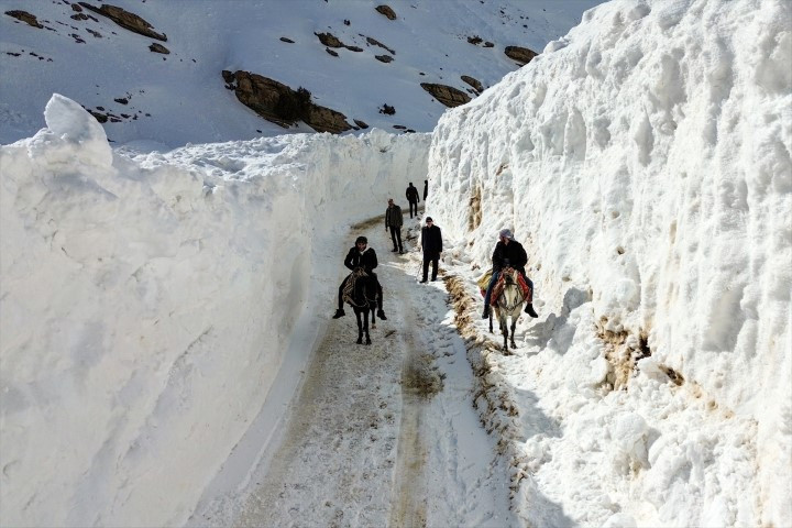 Bu ilçeye ulaşmak için kar koridorunu geçiyorlar Bu ilçeye ulaşmak için kar koridorunu geçiyorlar