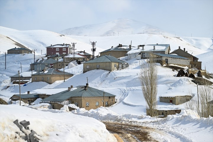 Bu ilçeye ulaşmak için kar koridorunu geçiyorlar Bu ilçeye ulaşmak için kar koridorunu geçiyorlar
