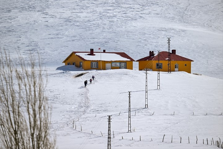 Bu ilçeye ulaşmak için kar koridorunu geçiyorlar Bu ilçeye ulaşmak için kar koridorunu geçiyorlar