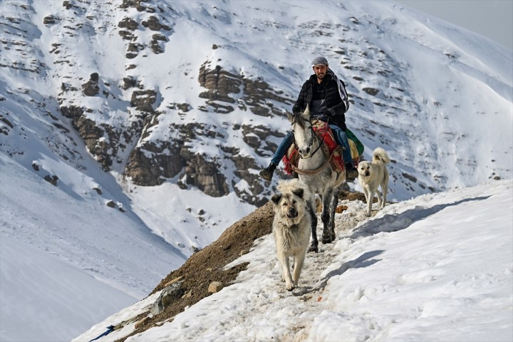 Bu ilçeye ulaşmak için kar koridorunu geçiyorlar Bu ilçeye ulaşmak için kar koridorunu geçiyorlar