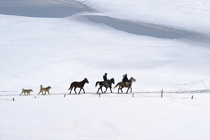 Bu ilçeye ulaşmak için kar koridorunu geçiyorlar Bu ilçeye ulaşmak için kar koridorunu geçiyorlar