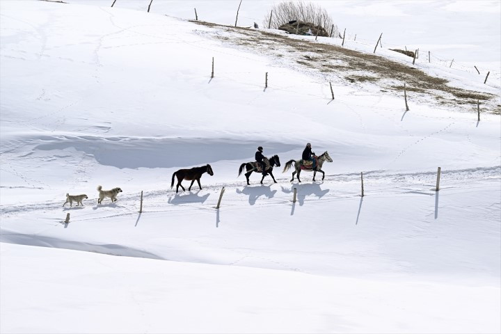 Bu ilçeye ulaşmak için kar koridorunu geçiyorlar Bu ilçeye ulaşmak için kar koridorunu geçiyorlar
