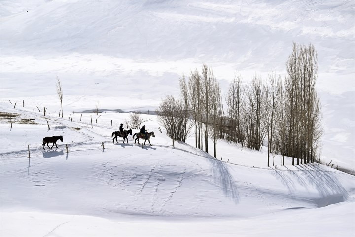 Bu ilçeye ulaşmak için kar koridorunu geçiyorlar Bu ilçeye ulaşmak için kar koridorunu geçiyorlar
