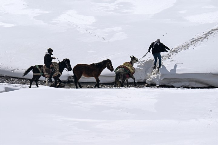 Bu ilçeye ulaşmak için kar koridorunu geçiyorlar Bu ilçeye ulaşmak için kar koridorunu geçiyorlar