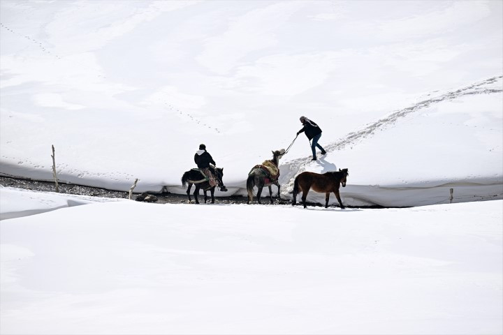 Bu ilçeye ulaşmak için kar koridorunu geçiyorlar Bu ilçeye ulaşmak için kar koridorunu geçiyorlar