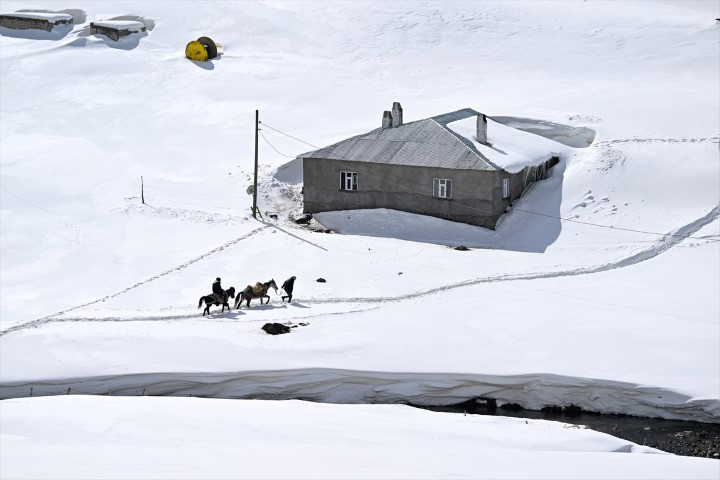 Bu ilçeye ulaşmak için kar koridorunu geçiyorlar Bu ilçeye ulaşmak için kar koridorunu geçiyorlar