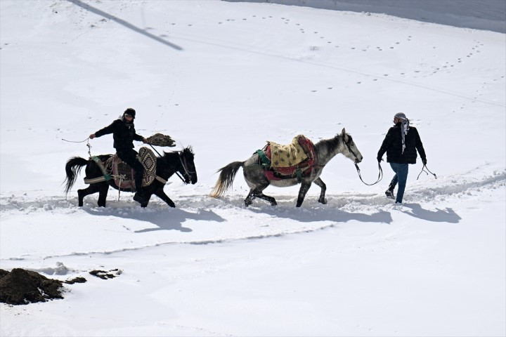 Bu ilçeye ulaşmak için kar koridorunu geçiyorlar Bu ilçeye ulaşmak için kar koridorunu geçiyorlar