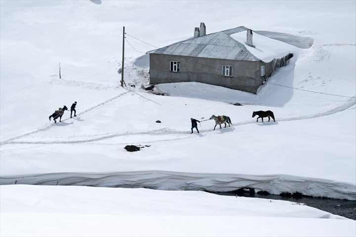 Bu ilçeye ulaşmak için kar koridorunu geçiyorlar Bu ilçeye ulaşmak için kar koridorunu geçiyorlar