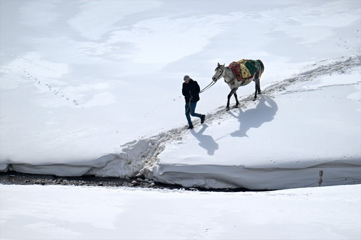 Bu ilçeye ulaşmak için kar koridorunu geçiyorlar Bu ilçeye ulaşmak için kar koridorunu geçiyorlar