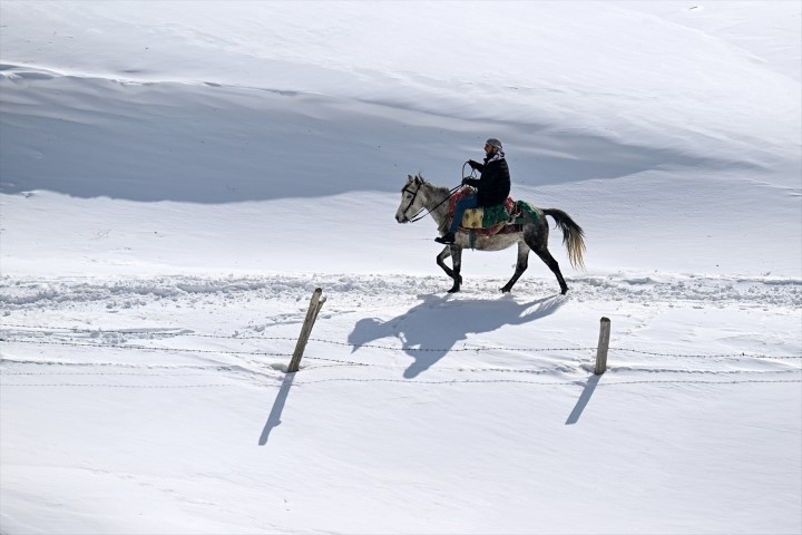 Bu ilçeye ulaşmak için kar koridorunu geçiyorlar Bu ilçeye ulaşmak için kar koridorunu geçiyorlar