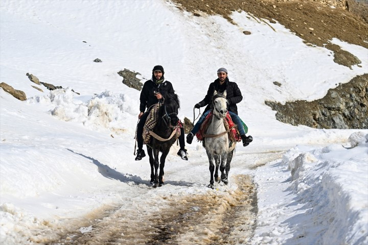 Bu ilçeye ulaşmak için kar koridorunu geçiyorlar Bu ilçeye ulaşmak için kar koridorunu geçiyorlar