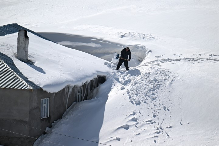 Bu ilçeye ulaşmak için kar koridorunu geçiyorlar Bu ilçeye ulaşmak için kar koridorunu geçiyorlar