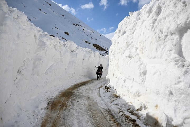 Bu ilçeye ulaşmak için kar koridorunu geçiyorlar Bu ilçeye ulaşmak için kar koridorunu geçiyorlar