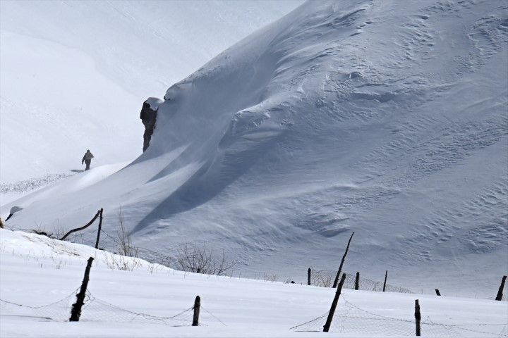 Bu ilçeye ulaşmak için kar koridorunu geçiyorlar Bu ilçeye ulaşmak için kar koridorunu geçiyorlar