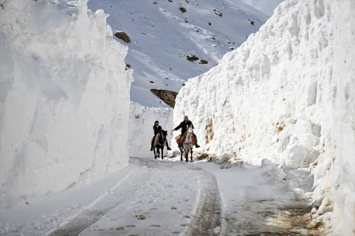 Bu ilçeye ulaşmak için kar koridorunu geçiyorlar Bu ilçeye ulaşmak için kar koridorunu geçiyorlar
