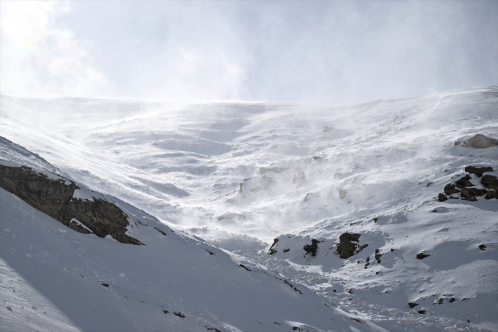 Bu ilçeye ulaşmak için kar koridorunu geçiyorlar Bu ilçeye ulaşmak için kar koridorunu geçiyorlar