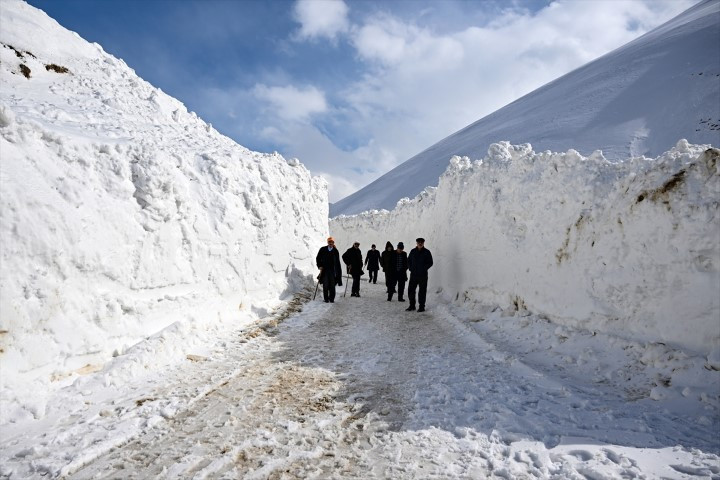Bu ilçeye ulaşmak için kar koridorunu geçiyorlar Bu ilçeye ulaşmak için kar koridorunu geçiyorlar