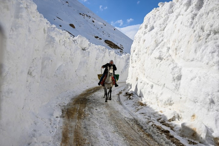 Bu ilçeye ulaşmak için kar koridorunu geçiyorlar Bu ilçeye ulaşmak için kar koridorunu geçiyorlar