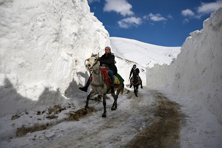 Bu ilçeye ulaşmak için kar koridorunu geçiyorlar Bu ilçeye ulaşmak için kar koridorunu geçiyorlar