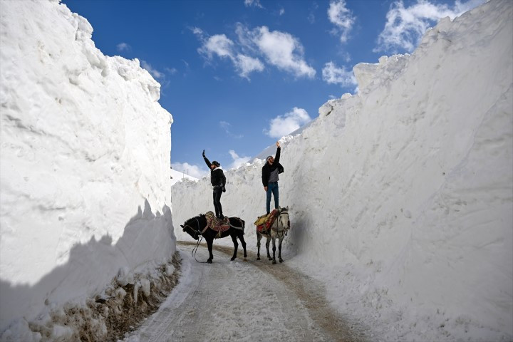 Bu ilçeye ulaşmak için kar koridorunu geçiyorlar Bu ilçeye ulaşmak için kar koridorunu geçiyorlar