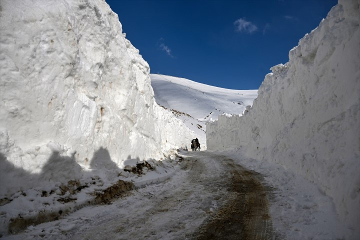 Bu ilçeye ulaşmak için kar koridorunu geçiyorlar Bu ilçeye ulaşmak için kar koridorunu geçiyorlar