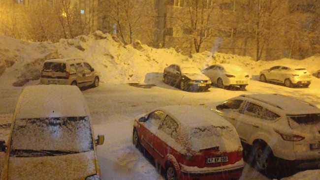 Gece yarısı başlayan kar her yeri beyaza bürüdü: Kar kalınlığı 2 santimetreye ulaştı
