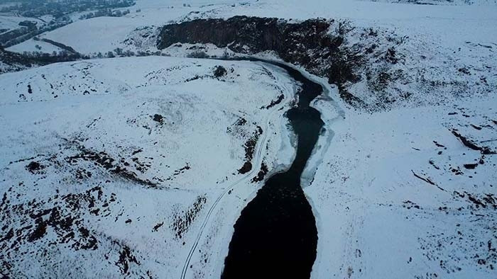 Gece yarısı başlayan kar her yeri beyaza bürüdü Kar kalınlığı 3 metreyi aştı: Evler kayboldu