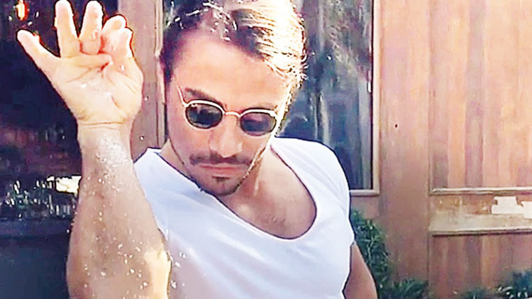 Memleketinde iftar veriyor