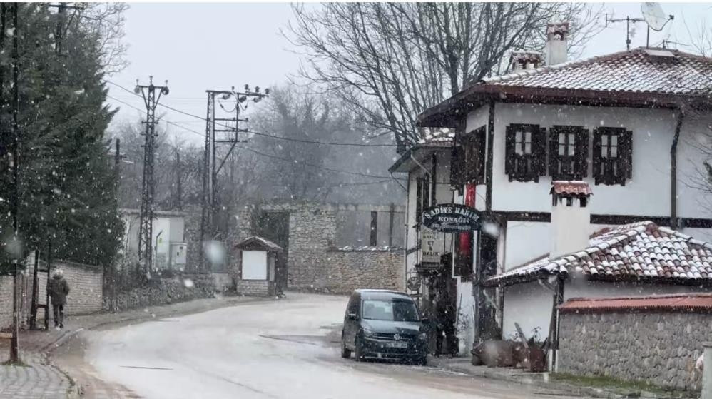 Gece yarısı başlayan kar her yeri beyaza bürüdü Kar kalınlığı 3 metreyi aştı: Evler kayboldu