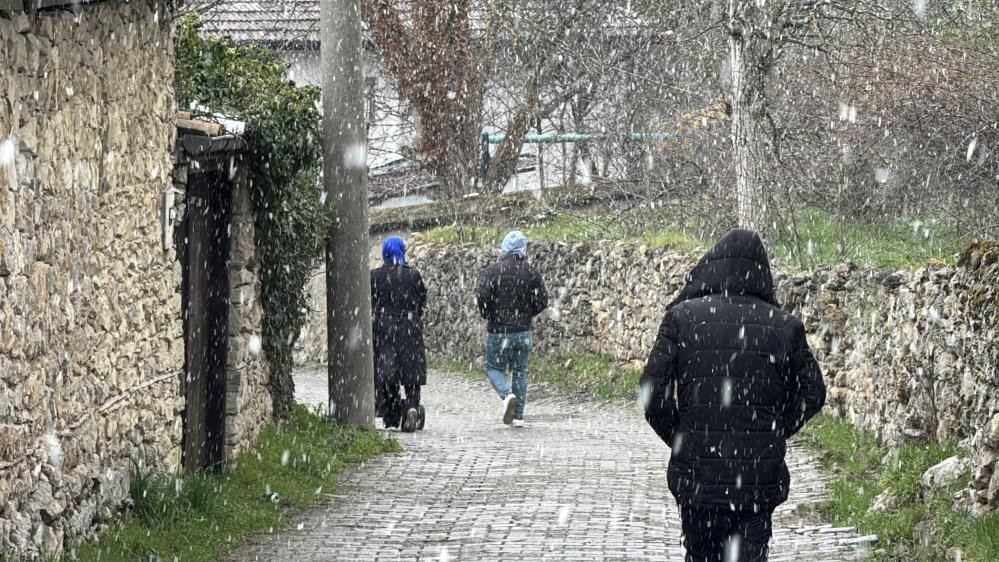 Gece yarısı başlayan kar her yeri beyaza bürüdü Kar kalınlığı 3 metreyi aştı: Evler kayboldu