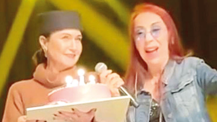 Sahnede doğum günü sürprizi