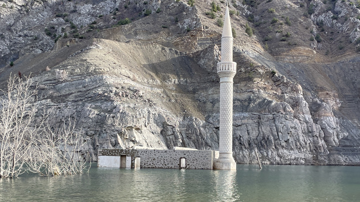 Yusufeli Barajı'nda sular çekilince köy gün yüzüne çıktı! 'Etraftaki bu hal duygusallaştırıyor'