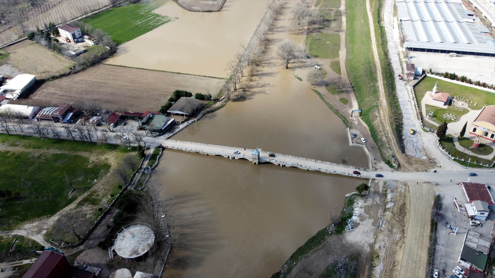Taşkın nedeniyle TIRda mahsur kaldı 3 gün sonra kurtarıldı... Birdenbire dalga geldi, çok fazla su geldi