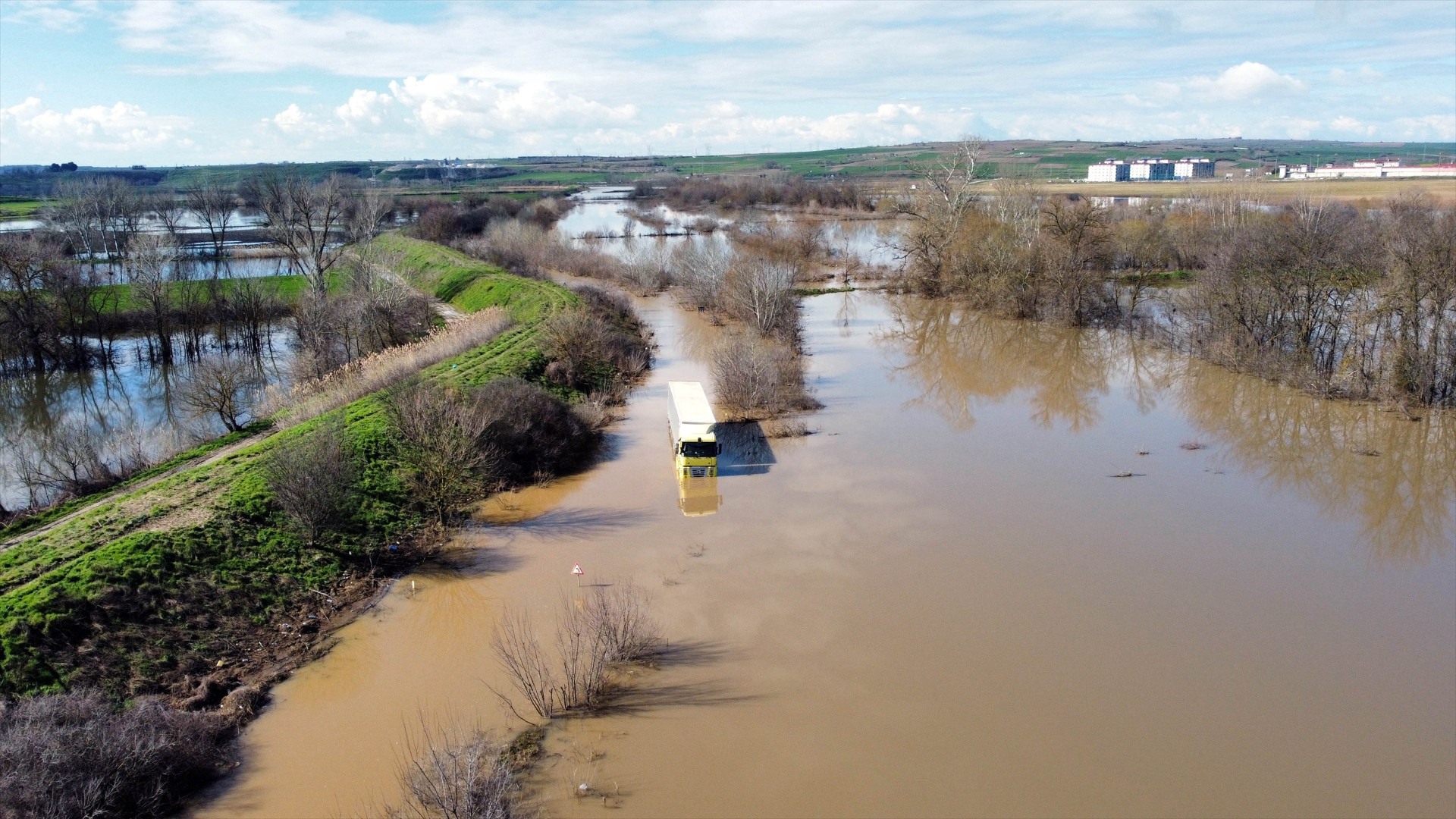 Taşkın nedeniyle TIRda mahsur kaldı 3 gün sonra kurtarıldı... Birdenbire dalga geldi, çok fazla su geldi