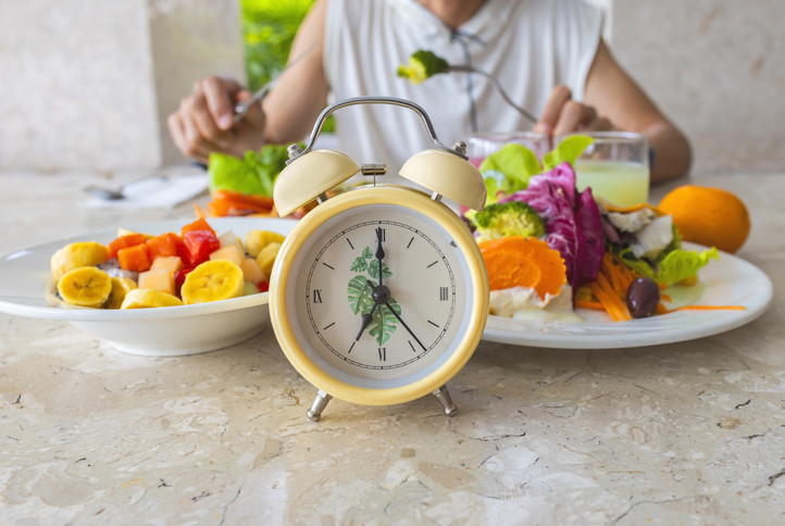 1 saat yiyip 23 saat aç kalıyorlar! Günde tek öğün yemek yerseniz bir ay sonra bakın vücudunuzda neler oluyor